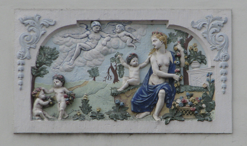 905111 Afbeelding van de gevelsteen met een voorstelling van Flora, de Romeinse Godin van de bloeiende gewassen, in de ...